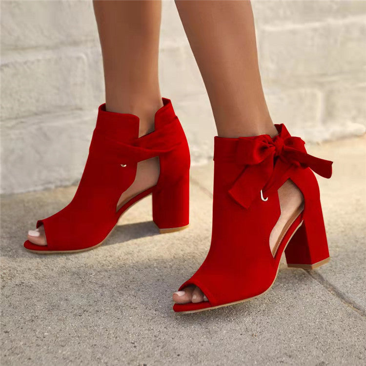 Chaussures à talon épais et bouche.