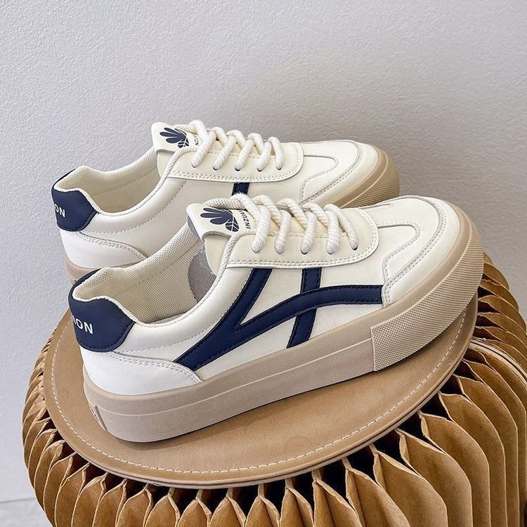 Chaussures à plateforme blanches.
