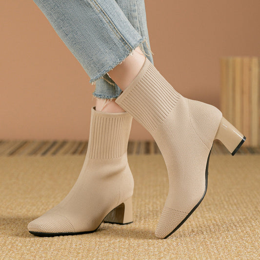 Bottes fines à talons épais et élastiques.