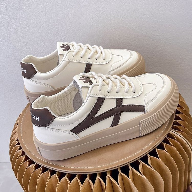 Chaussures à plateforme blanches.