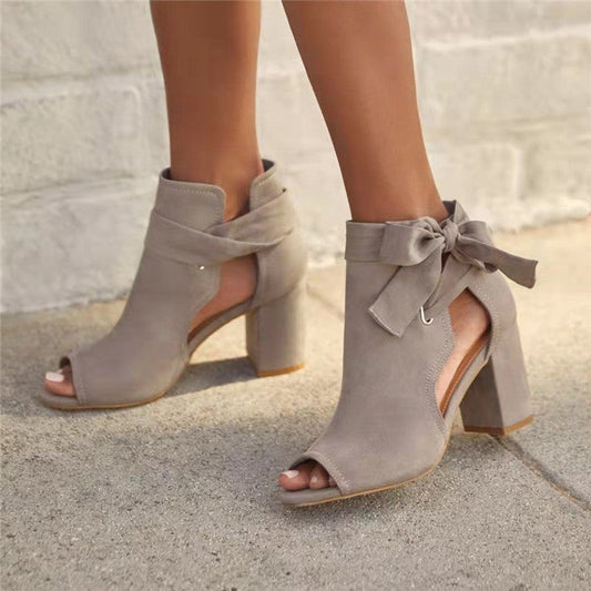 Chaussures à talon épais et bouche.