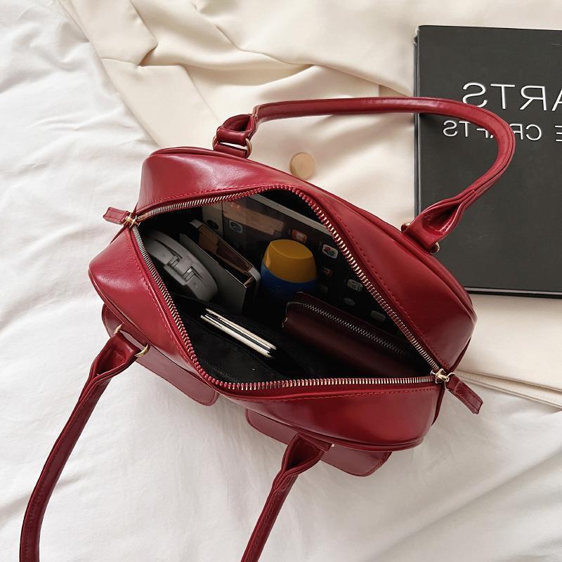 Sac à bandoulière multi-poches pour femme.
