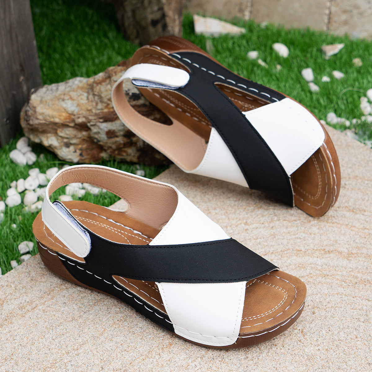 Sandales croisées et colorblock
