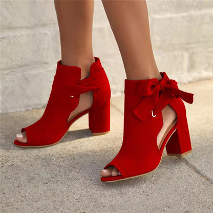 Chaussures à talon épais et bouche.