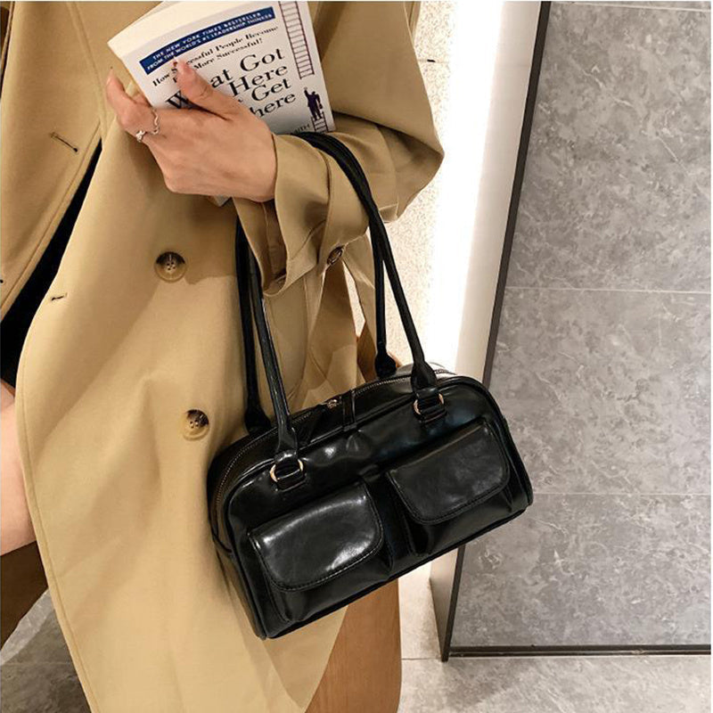 Sac à bandoulière multi-poches pour femme.