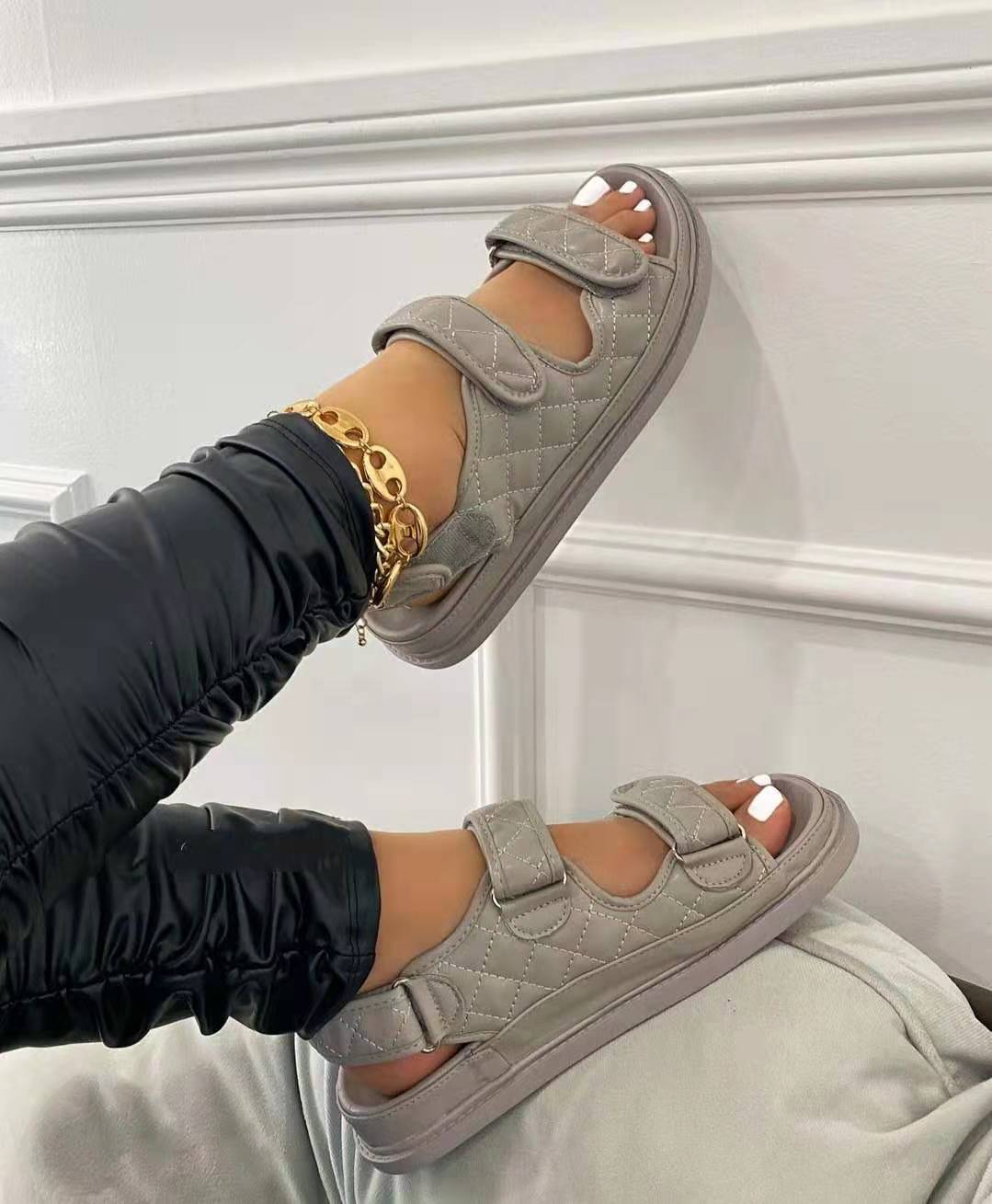 Sandales Velcro pour femmes.