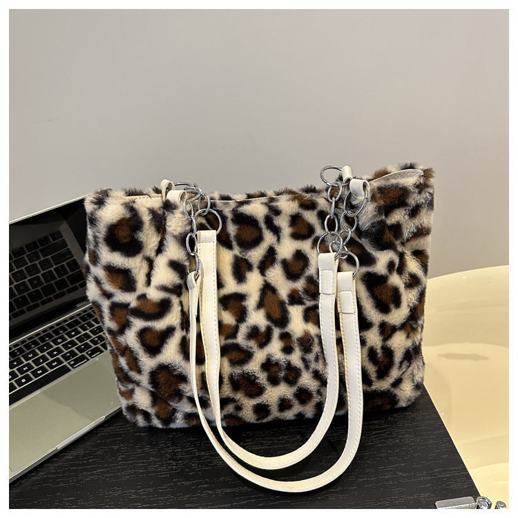 Sac à dos tendance en peluche.