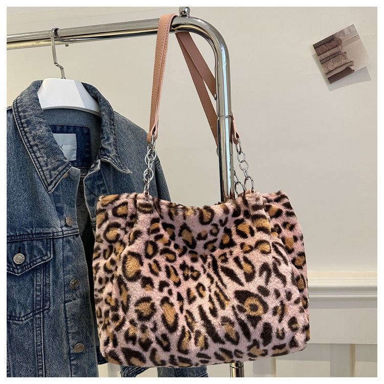 Sac à dos tendance en peluche.