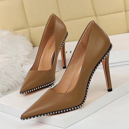 Talons hauts cloutés.