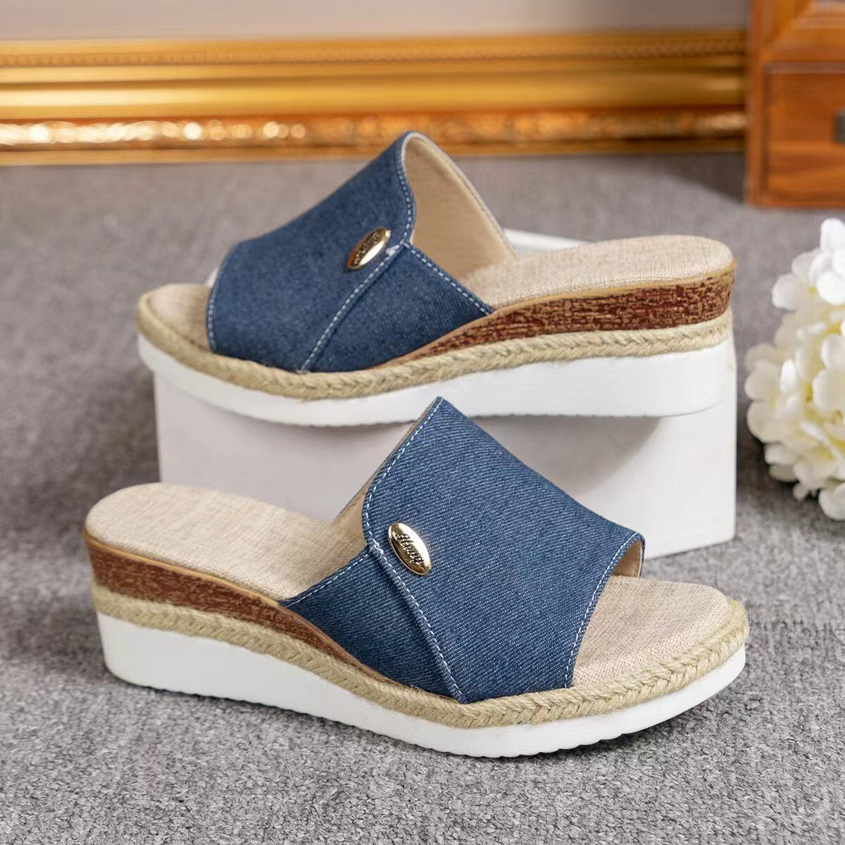 Sandales compensées en toile denim.