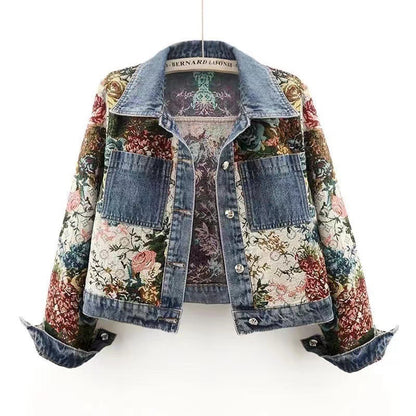 Manteau en jean patchwork imprimé à manches longues, vue de face.