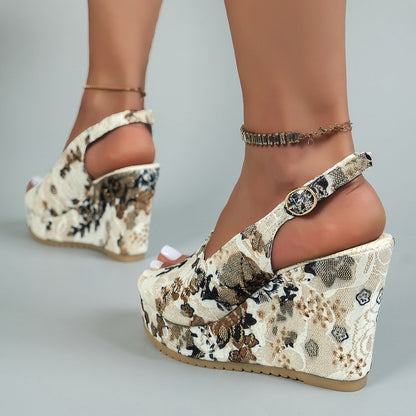 Sandales compensées , broderies à la mode européenne.