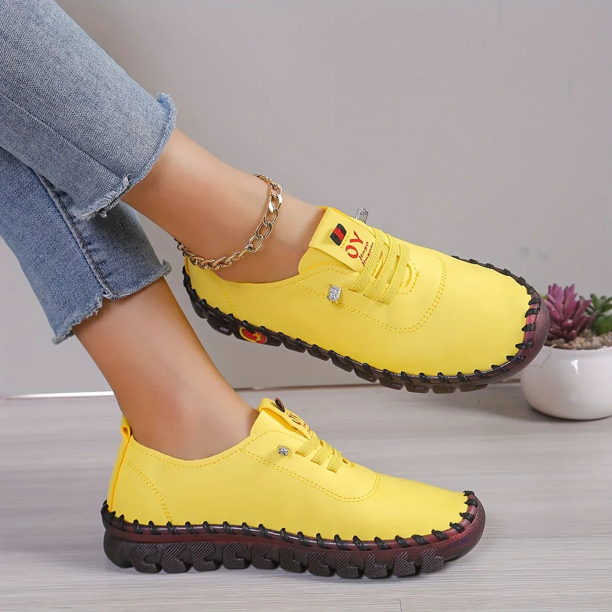 Chaussures orthopédiques souples et respirantes.