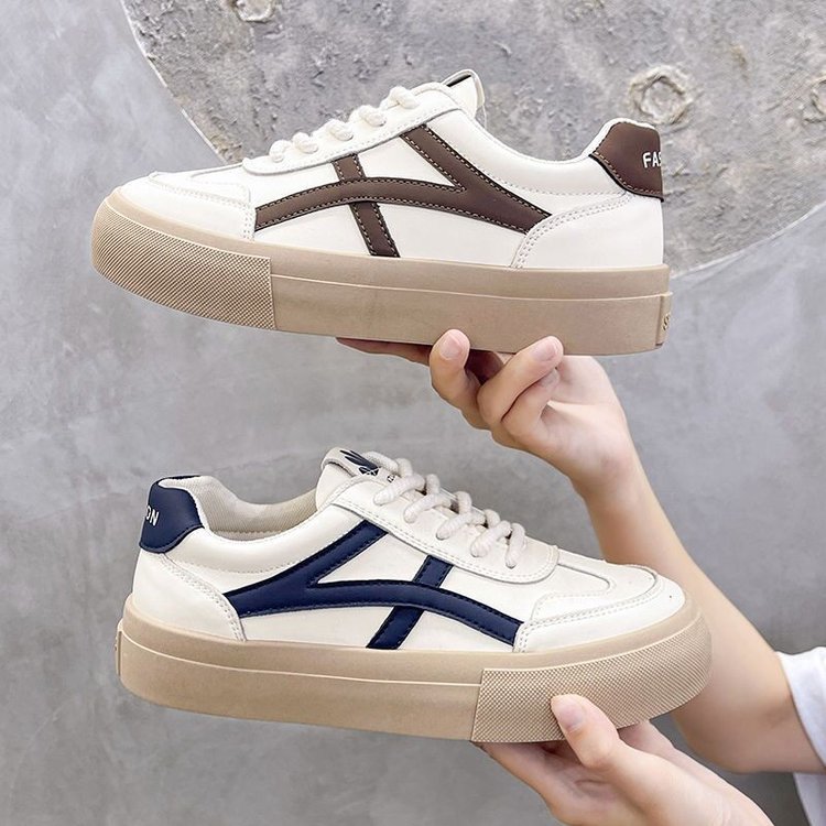 Chaussures à plateforme blanches.