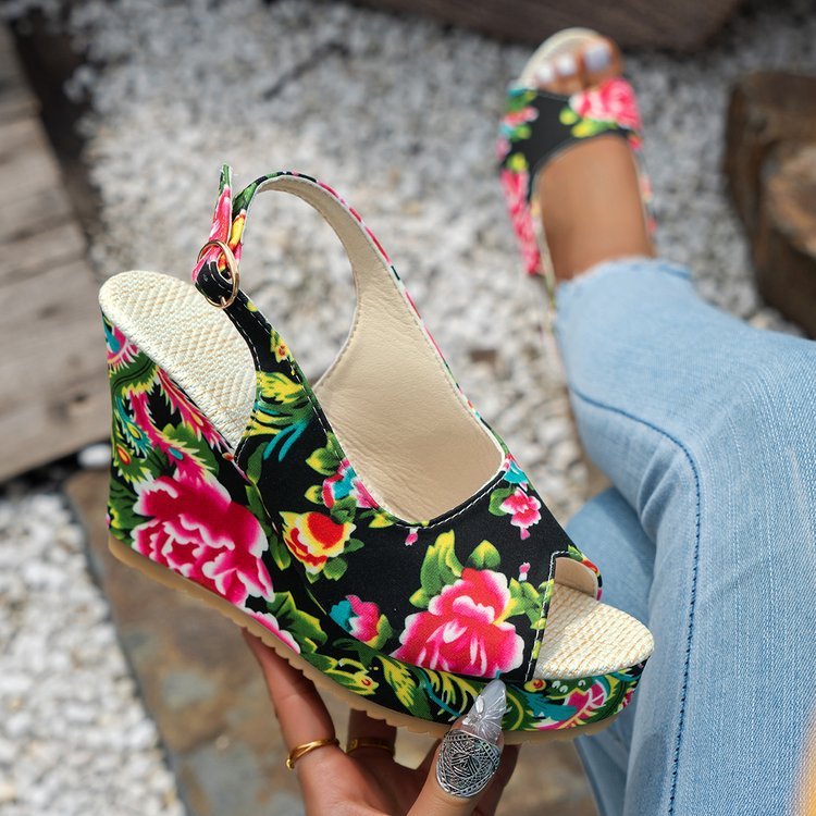 Sandales compensées , broderies à la mode européenne.