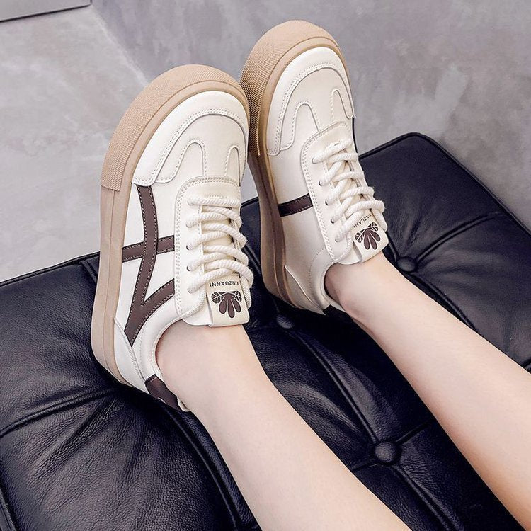 Chaussures à plateforme blanches.