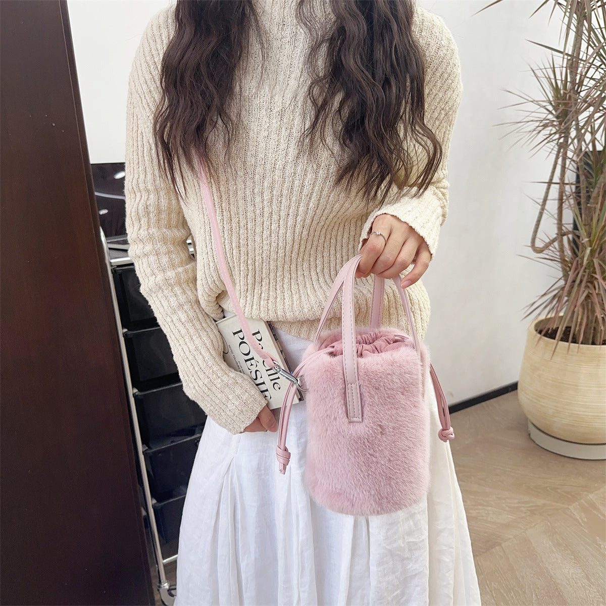 Sac seau fausse fourrure rose femme tendance été 2026 porté à la main