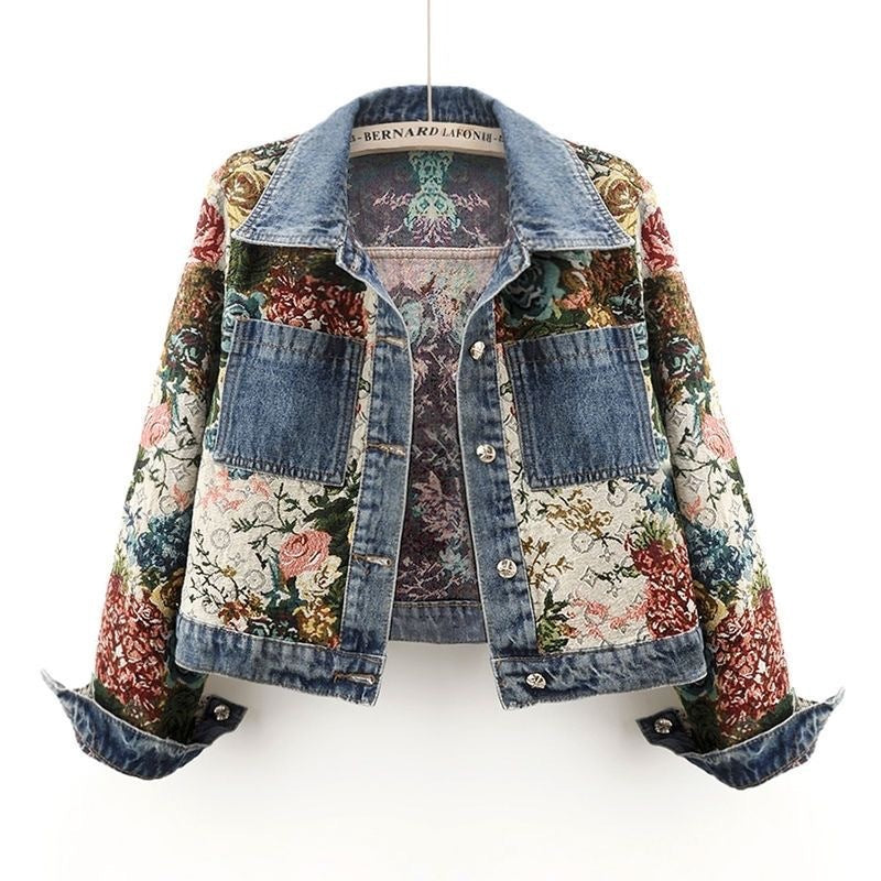 Manteau en jean patchwork imprimé à manches longues, vue de face.