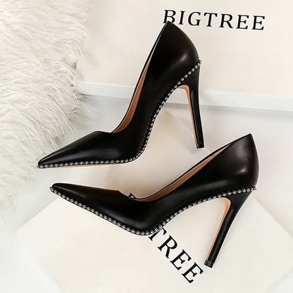 Talons hauts cloutés.