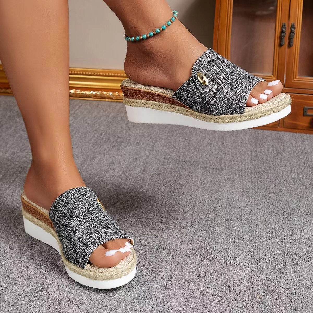 Sandales compensées en toile denim.