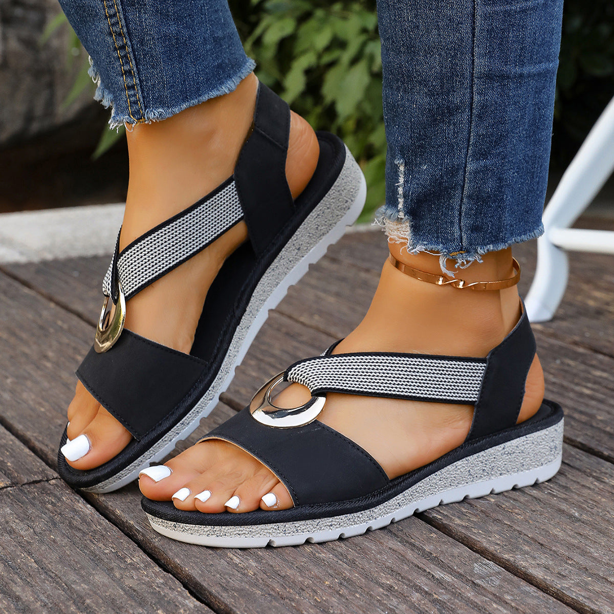 Sandale compensée femme été 2026 - boucle dorée bout ouvert style décontracté
