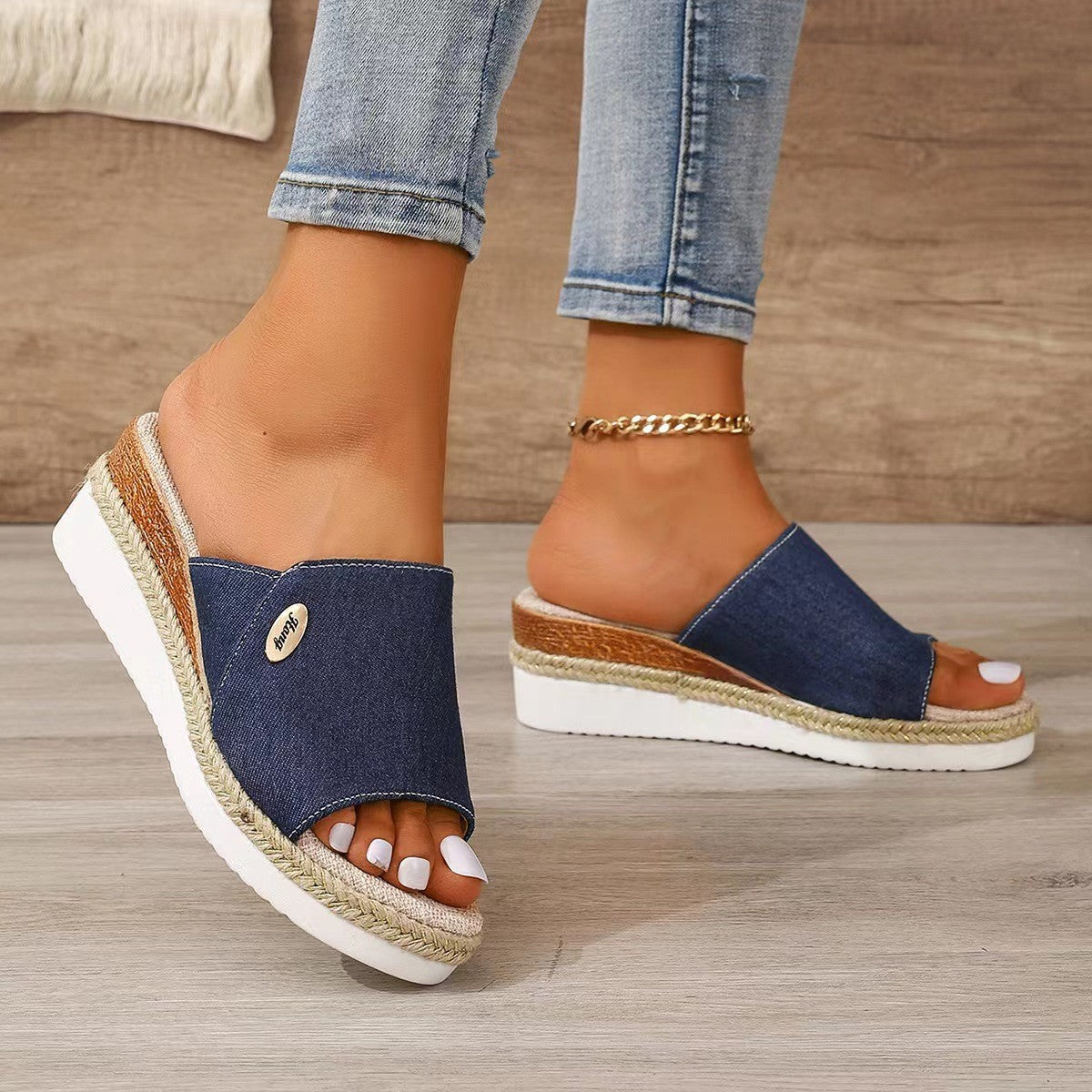 Sandales compensées en toile denim.