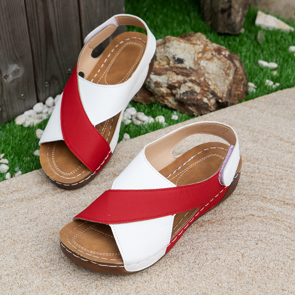 Sandales croisées et colorblock