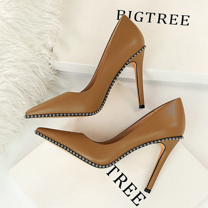 Talons hauts cloutés.