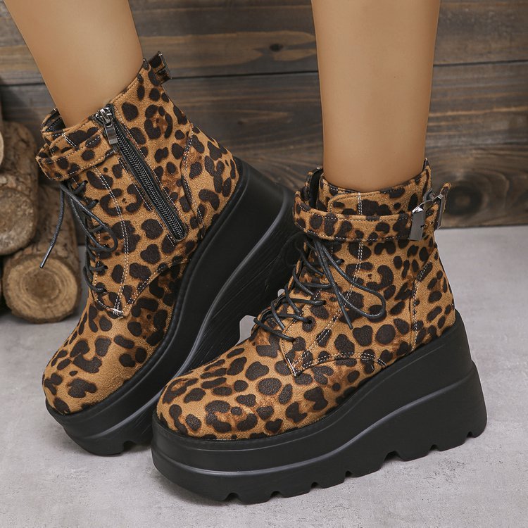 Paire de bottes Martin augmentant, style robuste et moderne.