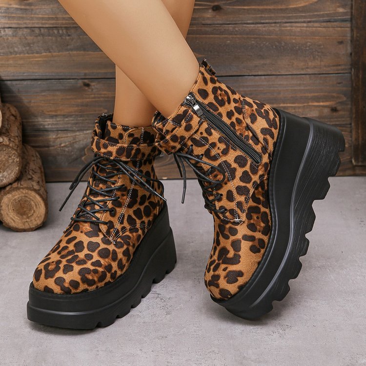 Paire de bottes Martin augmentant, style robuste et moderne.