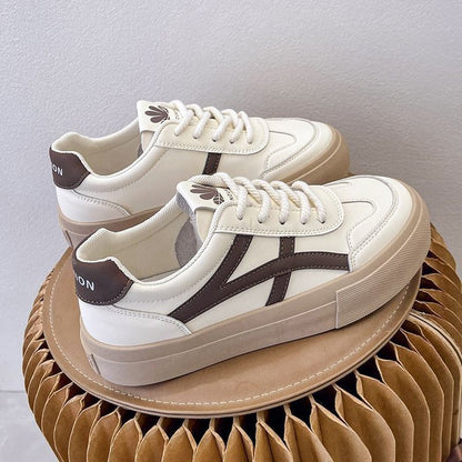 Chaussures à plateforme blanches.