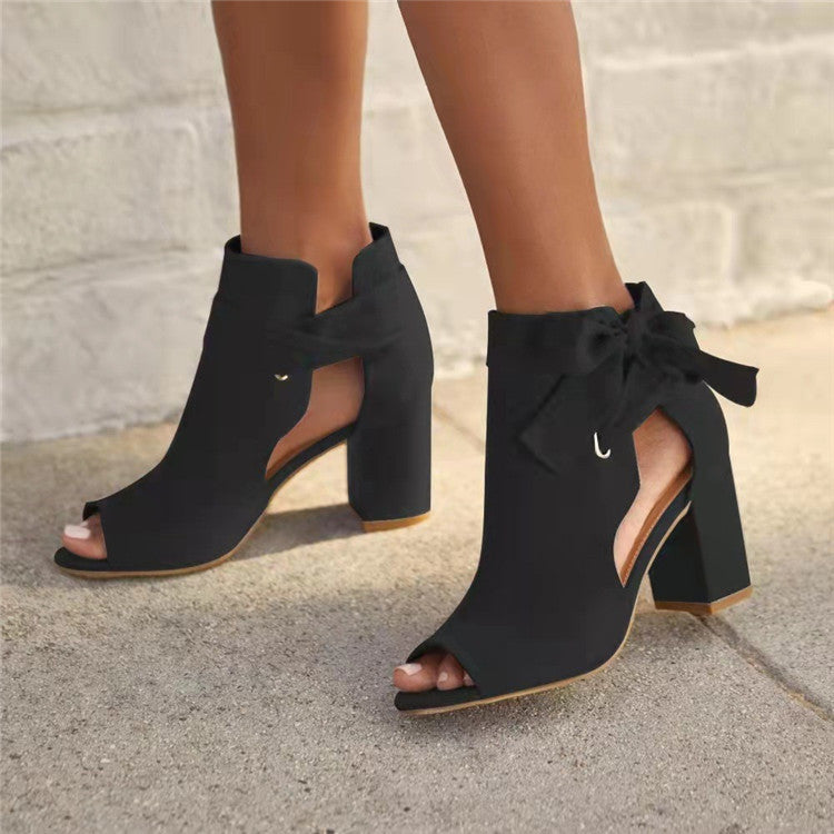 Chaussures à talon épais et bouche.