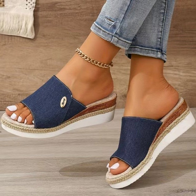 Sandales compensées en toile denim.
