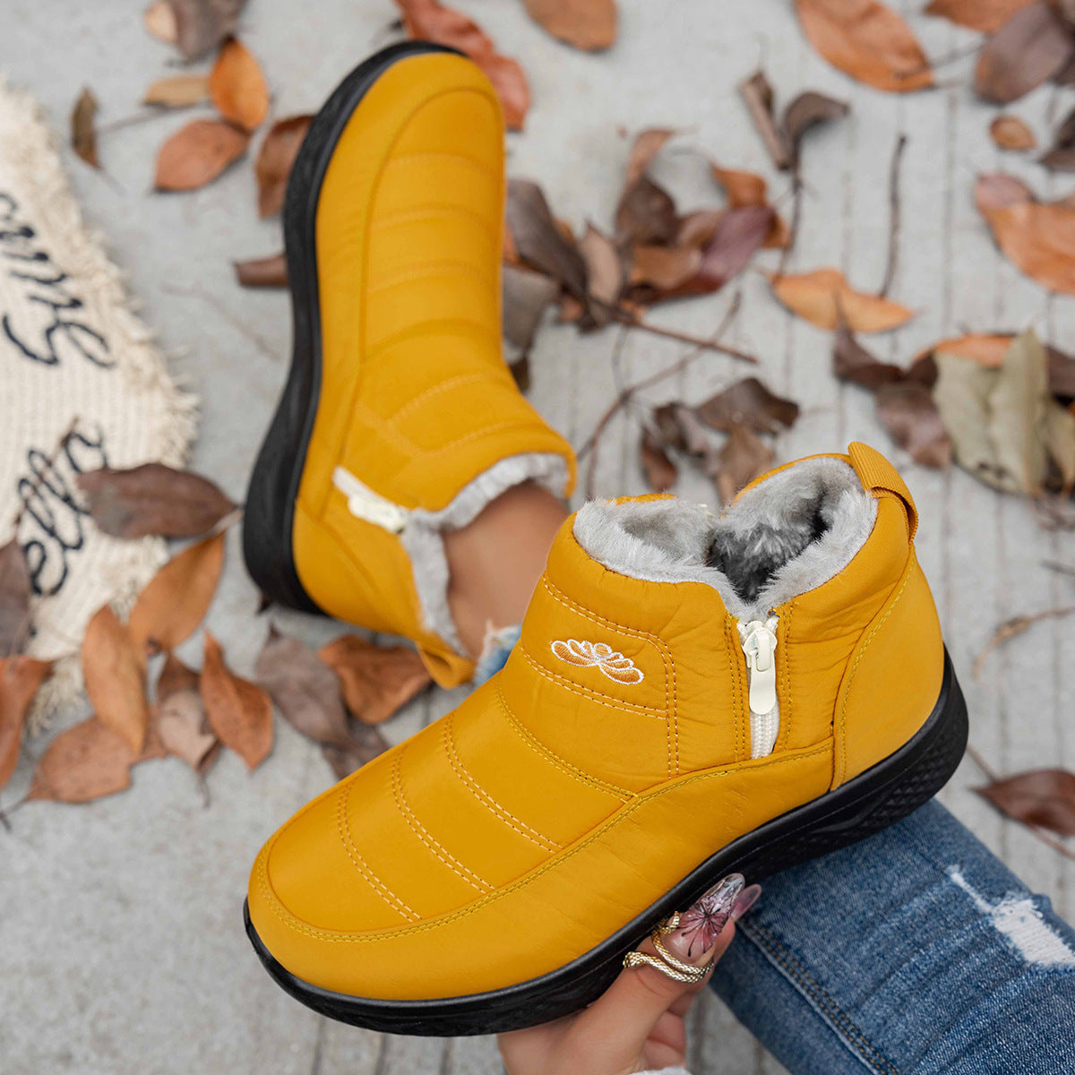 Bottes de neige d'hiver avec fermeture éclair.