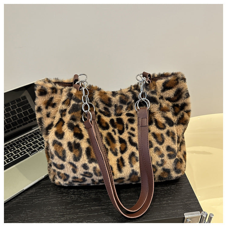 Sac à dos tendance en peluche.