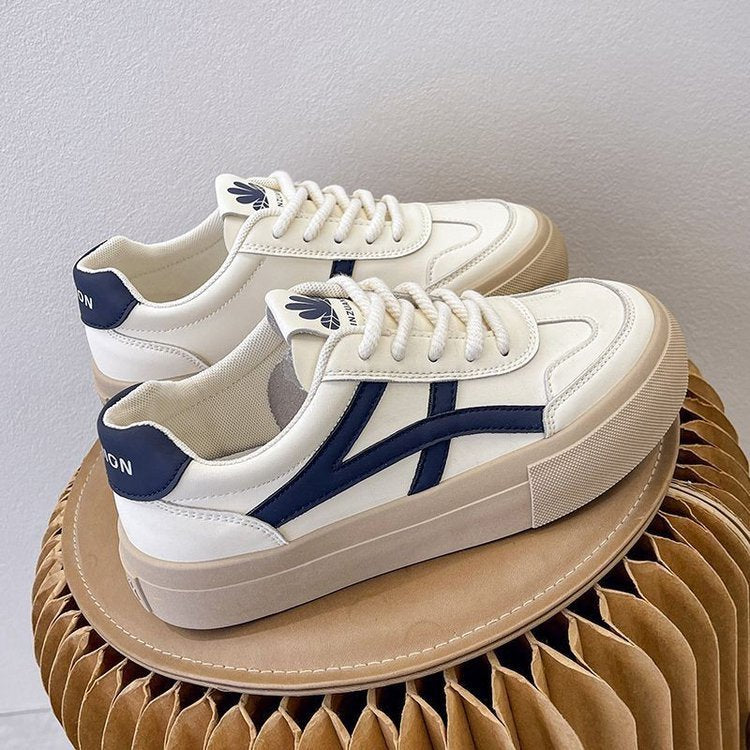 Chaussures à plateforme blanches.