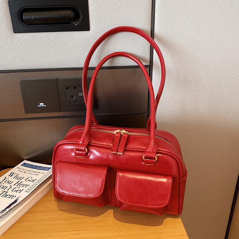 Sac à bandoulière multi-poches pour femme.