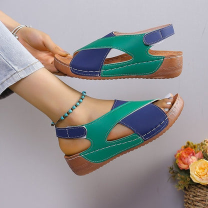 Sandales croisées et colorblock