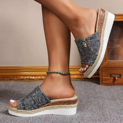 Sandales compensées en toile denim.