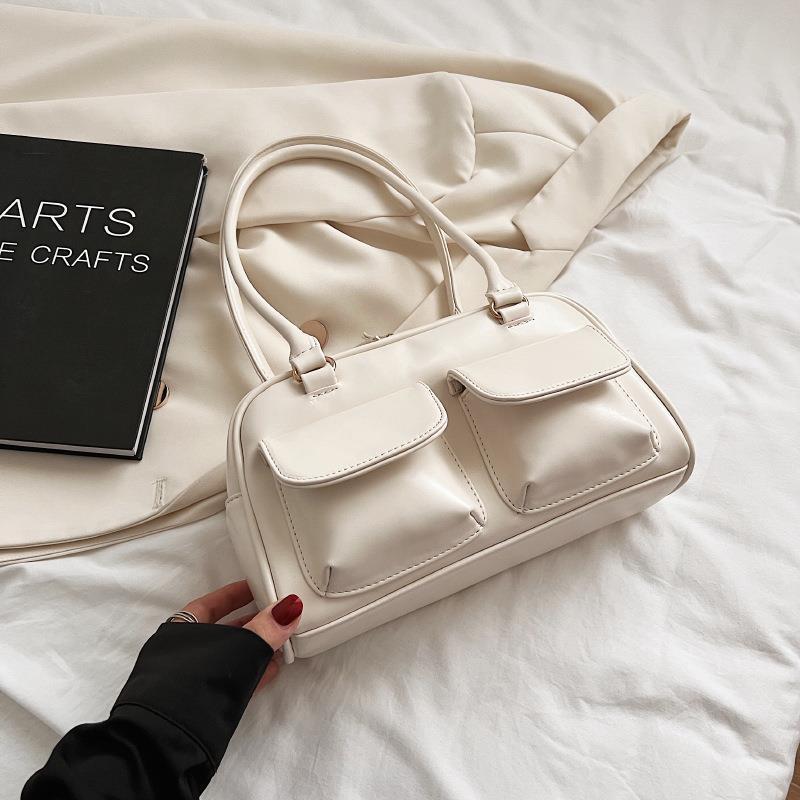 Sac à bandoulière multi-poches pour femme.