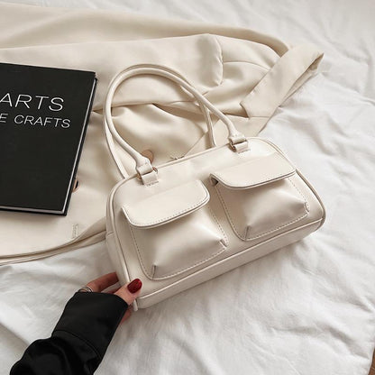 Sac à bandoulière multi-poches pour femme.