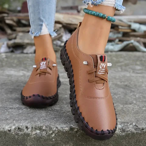 Chaussures orthopédiques souples et respirantes.