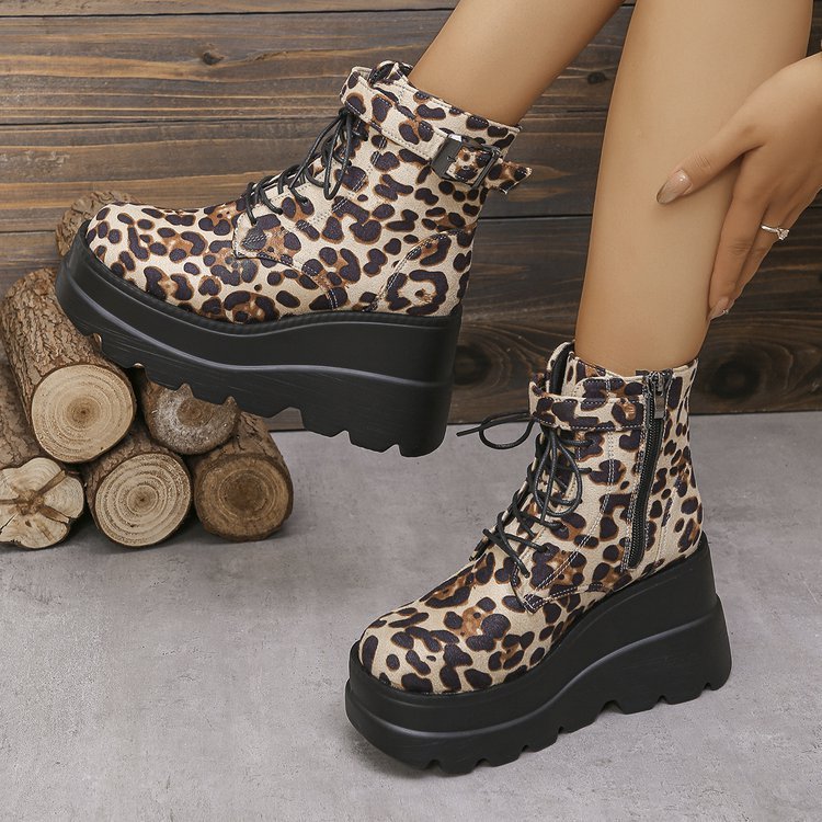Paire de bottes Martin augmentant, style robuste et moderne.