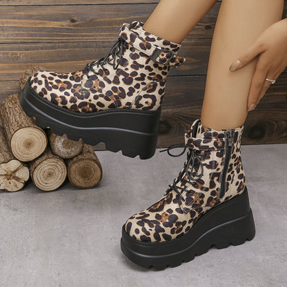 Paire de bottes Martin augmentant, style robuste et moderne.