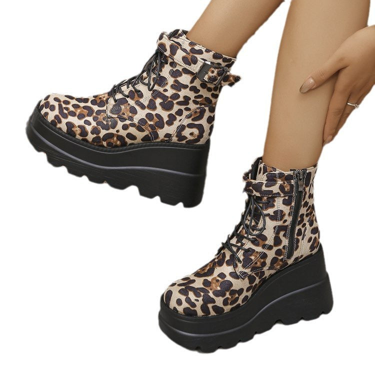 Paire de bottes Martin augmentant, style robuste et moderne.