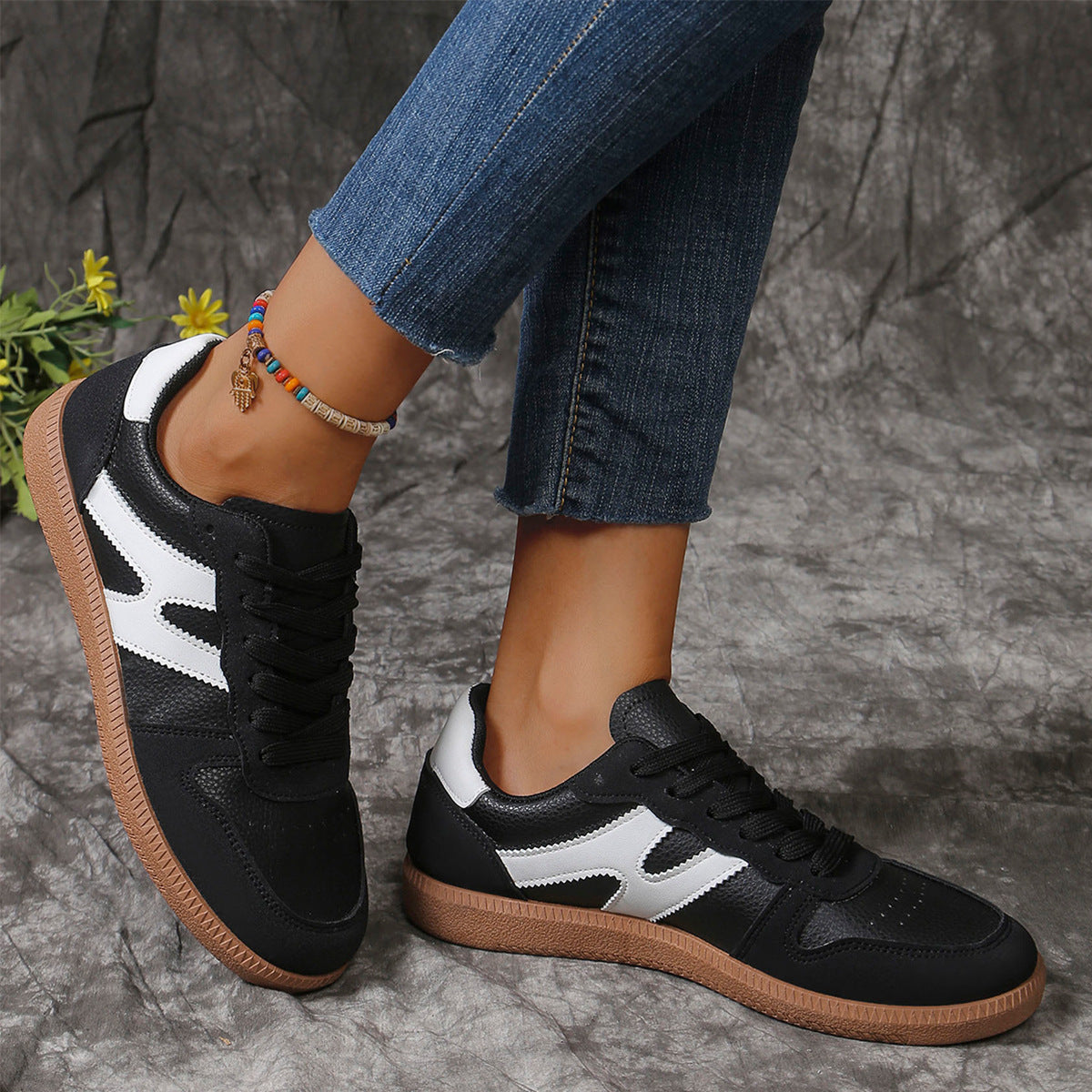 Chaussures plates à lacets color block.