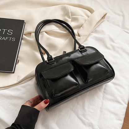 Sac à bandoulière multi-poches pour femme.
