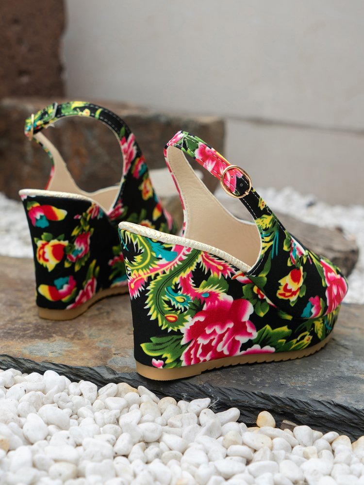 Sandales compensées , broderies à la mode européenne.