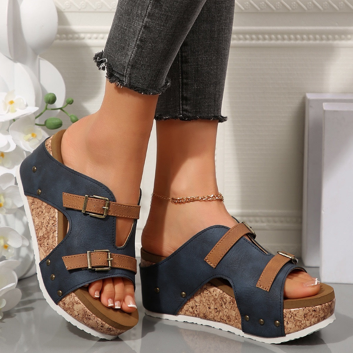 Sandales compensées à bout ouvert.
