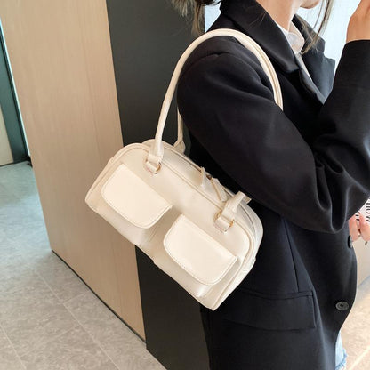 Sac à bandoulière multi-poches pour femme.
